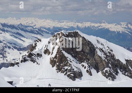 Blick vom 3029m hohen Kitzsteinhorn auf die Gipfel des Nationalparks hohe Tauern in Österreich Stockfoto