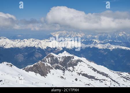 Blick vom 3029m hohen Kitzsteinhorn auf die Gipfel des Nationalparks hohe Tauern in Österreich Stockfoto