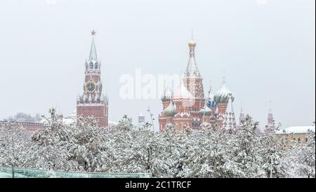 Blick auf den Moskauer Kreml im Winter, Russland Stockfoto