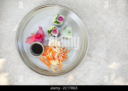 Brötchen mit gebratenen Thunfisch mit grünem Salat auf weißem Teller Stockfoto