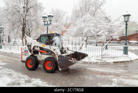 MOSKAU, RUSSLAND - FEBRUAR 13,2019: Schneepflug Reinigung Schnee von der Stadtstraße Stockfoto