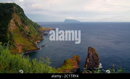 Blick auf die Küste der Insel Flores und der Insel Corvo von Miradouro dos Caimbros, Azoren, Portugal Stockfoto