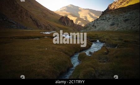 Blick auf den Sonnenuntergang zu Tash-Rabat Fluss und das Tal in der Provinz Naryn, Kirgisistan Stockfoto