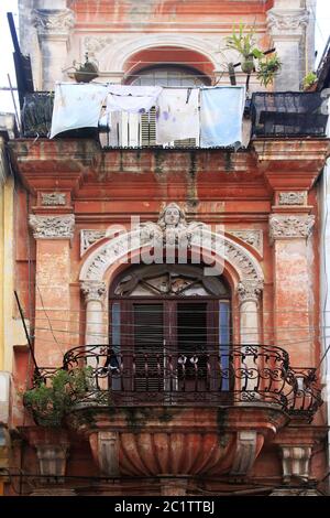 Wäsche zum Trocknen auf dem Balkon in Havanna hängen Stockfoto
