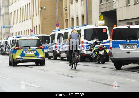 16. Juni 2020, Hessen, Frankfurt/Main: Ein Radfahrer fährt am Frankfurter Hof an zahlreichen Polizeifahrzeugen vorbei. Unter hohen Sicherheitsvorkehrungen findet der Prozess gegen den mutmaßlichen Haupttäter 46 Stephan E. und seinen angeblichen Helfer Markus H. vor dem Staatssicherheitsrat des Oberlandesgerichts statt. Stephan E. soll vor einem Jahr auf seiner Terrasse den nordhessischen Landrat Lübcke erschossen haben, weil der CDU-Politiker für Flüchtlinge aufgestanden war. Foto: Arne Dedert/dpa Stockfoto