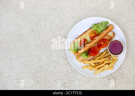 Teller mit pommes Frites und leckeren Hot Dog Stockfoto