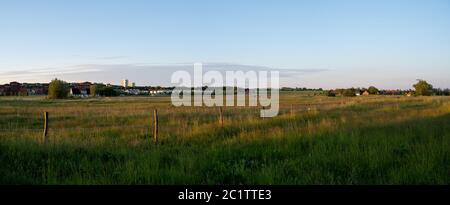Panoramablick bei Sonnenuntergang über die Felder am Rande der Universitätsstadt Lund, Schweden Stockfoto