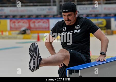 Lugano, Schweiz. Juni 2020. 15.06.20, Lugano, Corner Arena, Eishockey, Training nach Corona Virus: HC Lugano. Verteidiger Alessandro Chiesa Kredit: SPP Sport Pressefoto. /Alamy Live Nachrichten Stockfoto