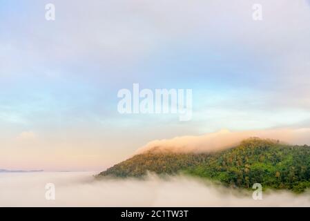 Nebel im Tal bei Khao Kho Stockfoto