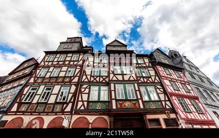 Eine Reihe von malerischen Fachwerkhäusern historische Gebäude auf dem Marktplatz in Butzbach, Hessen, Deutschland Stockfoto