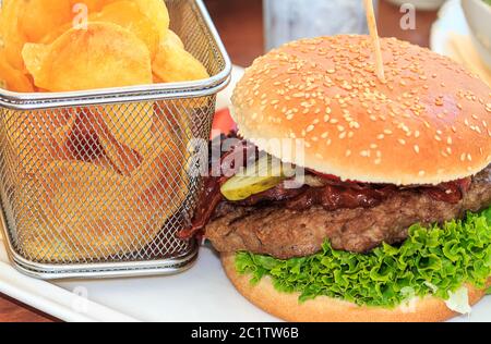 Leckere Burger und hausgemachte Pommes in einem kleinen Korb. Stockfoto