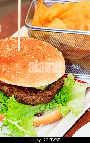 Leckere Burger mit hausgemachten Chips Stockfoto