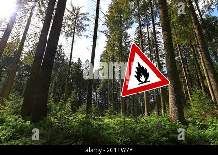 Vorsicht vor Waldbränden bei trockenem Wetter. Brandgefahr im Sommer in Waldgebieten Stockfoto