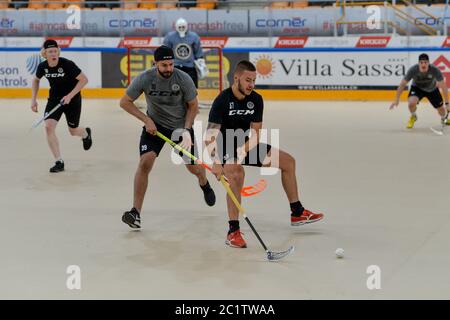 Lugano, Schweiz. Juni 2020. 15.06.20, Lugano, Corner Arena, Eishockey, Training nach Corona Virus: HC Lugano. Torwart Sandro Zurkirchen (links), Verteidiger Elia Riva (rechts) Credit: SPP Sport Press Foto. /Alamy Live Nachrichten Stockfoto