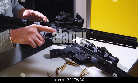 Schießlehrer, der ein Sturmgewehr auf einem Schießstand beladen hat. Hochwertige Fotos Stockfoto