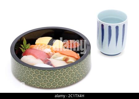Japanisches Essen, Sushi in einem Oke, in der Nähe Stockfoto