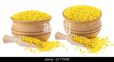 Isolierte Hirsekerne. Holzschale und Schaufel mit Hirsekelle auf weißem Hintergrund. Nahaufnahme Stockfoto