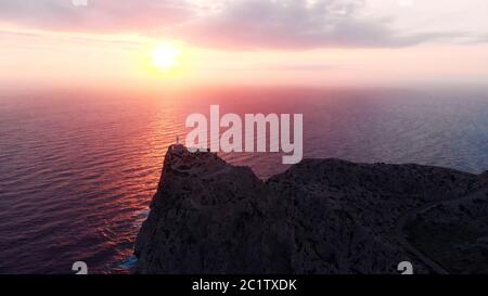 Mallorca Laterne auf dem fernen Cap de Formentor - Sonnenaufgang, Luftdrohne. Stockfoto
