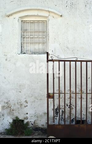 Alte weiße Wand mit Fenster Stockfoto