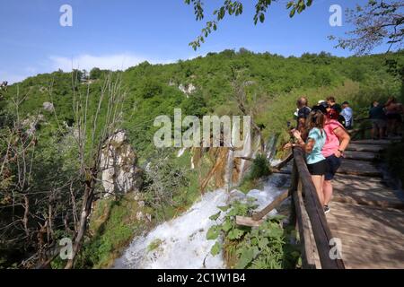 PLITVICE, KROATIEN - 15. JUNI 2019: Die Menschen besuchen den Nationalpark Plitvicer Seen (Plitvicka Jezera) in Kroatien. Plitvice ist der beliebteste Nationalpark Stockfoto