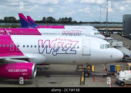 LUTON, Großbritannien - 12 Juli, 2019: Wizz Air Airbus A320-Flotte am Flughafen London Luton in Großbritannien. Es ist in Großbritannien 5 verkehrsreichsten Flughafen Mit 16,5 Millionen jährlichen passe Stockfoto