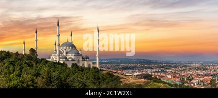Camlica Moschee in Istanbul, Türkei, Blick auf den Sonnenuntergang Stockfoto
