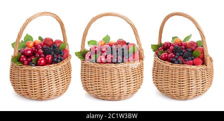 Frische Waldbeeren im Warenkorb auf weißem Hintergrund mit Freistellungspfad isoliert Stockfoto