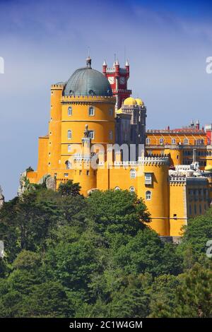 Pena Palace (Palacio da Pena) in Sintra, Portugal. Romantische Architektur. Stockfoto