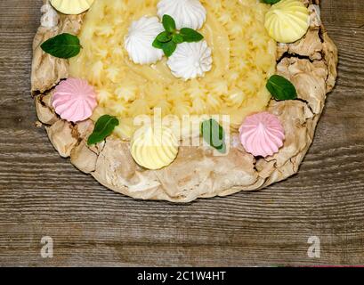 Pavlova-Baiser mit Pudding Stockfoto