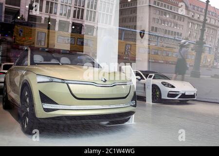 Volkswagen-Niederlassung in Berlin, Deutschland am 19. Juni 2019. Ein elektrisches Konzept Skoda Auto und Porsche. (CTK-Foto/Krystof Kriz) Stockfoto