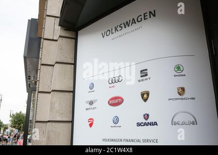 Volkswagen Niederlassung in Berlin, Deutschland am 19. Juni 2019. Logos der Automobilunternehmen aus dem Volkswagen Konzern: Volkswagen Finanzdienstleistungen, Audi, Seat Stockfoto