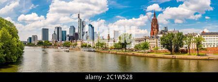 Panorama von Frankfurt am Main mit Skyline und Main an einem schönen Sommertag Stockfoto