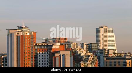 Eine lange Stadtansicht von leeds mit den Bürowohnungen und Wolkenkratzern Stockfoto