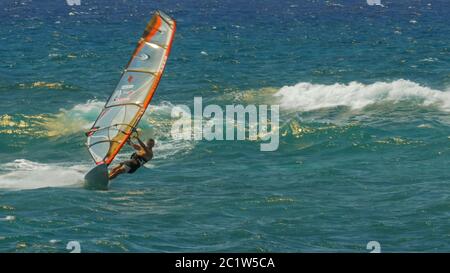 Ple, VEREINIGTE STAATEN VON AMERIKA-Am 10. AUGUST 2015: Windsurfen in Ho'okipa Strand auf Maui Stockfoto