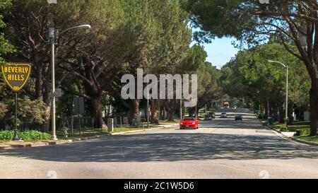 BEVERLY HILLS, CA, USA - 25. AUGUST 2015: ein Luxus rot Sport Auto fährt vorbei an der Beverly Hills Anmelden los angeles Stockfoto