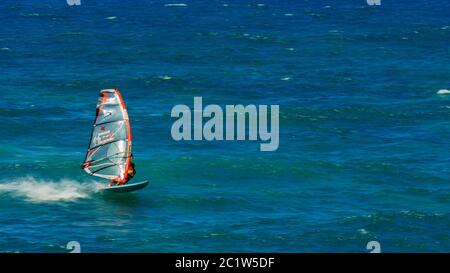 Ple, VEREINIGTE STAATEN VON AMERIKA-Am 10. AUGUST 2015: lange Schuß eines Windsurfers auf dem downwind Reach bei Ho'okipa Beach Stockfoto