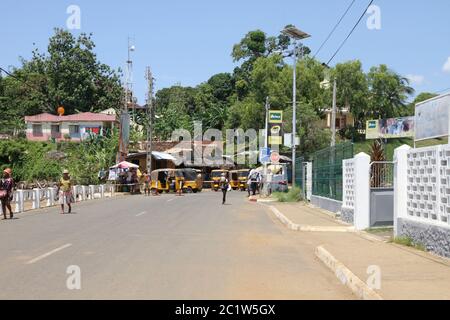 Straßenverkehrskontrollrampe am Eingang des Hafens von Andoany oder Hell-Ville, Nosy Be, Madagaskar. Stockfoto