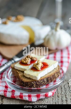 Camembert in Scheiben geschnitten auf dem Brot Stockfoto