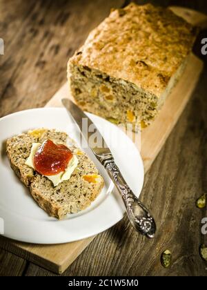 Irisches Brot mit Butter und Marmelade Stockfoto