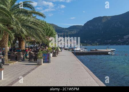 KOTOR, MONTENEGRO - 12. AUGUST 2016: Blick entlang der Küste von Kotor im Sommer. Menschen können gesehen werden Stockfoto