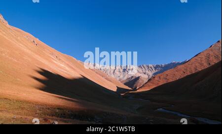 Blick auf den Sonnenuntergang zu Tash-Rabat Fluss und das Tal in der Provinz Naryn, Kirgisistan Stockfoto