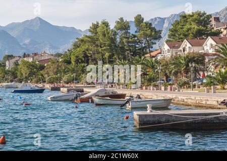 KOTOR, MONTENEGRO - 12. AUGUST 2016: Blick entlang der Küste von Kotor im Sommer. Zeigt Yachten, Boote und Gebäude. Menschen können gesehen werden Stockfoto