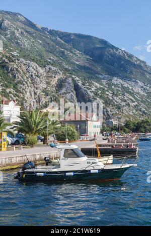 KOTOR, MONTENEGRO - 12. AUGUST 2016: Blick entlang der Küste von Kotor im Sommer. Zeigt Yachten, Boote und Gebäude. Menschen können gesehen werden Stockfoto