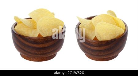 Kartoffelchips in Holzschüssel isoliert auf weißem Hintergrund Stockfoto