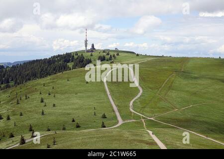 Feldberggipfel mit Wetterradarsystem im Friedrich-Luise-Turm und neuem Feldbergturm Stockfoto