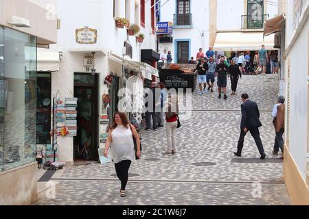 ALBUFEIRA, PORTUGAL - 30. Mai, 2018: die Menschen besuchen Sie die Innenstadt von Albufeira, Portugal. Die Stadt ist ein beliebtes Reiseziel und hat bedeutende expat pop Stockfoto