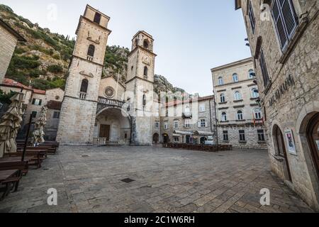 KOTOR, MONTENEGRO - 13. AUGUST 2016: Die Außenseite der Kirchen und Plätze in der Altstadt von Kotor am Morgen. Stockfoto