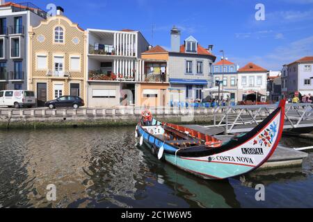 AVEIRO, PORTUGAL - 23. MAI 2018: Aveiro Gondel Stil Boote in Portugal. Aveiro ist als das Venedig von Portugal wegen seiner Grachten bekannt. Stockfoto