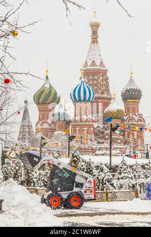 MOSKAU, RUSSLAND - FEBRUAR 13,2019: Schneepflug Reinigung Schnee von der Stadtstraße Stockfoto