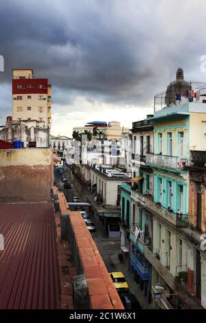 Straße San Martin in Havanna mit ehemaligen Präsidentenpalast Dome im Hintergrund Stockfoto